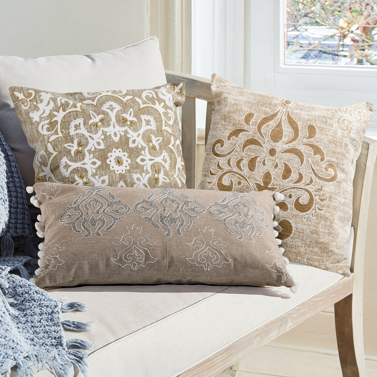 Kissenhülle 3er Set Emelin Beige Sofa mit dekorativen Kissen in Pastellfarben und weichem Schal auf der Sitzfläche