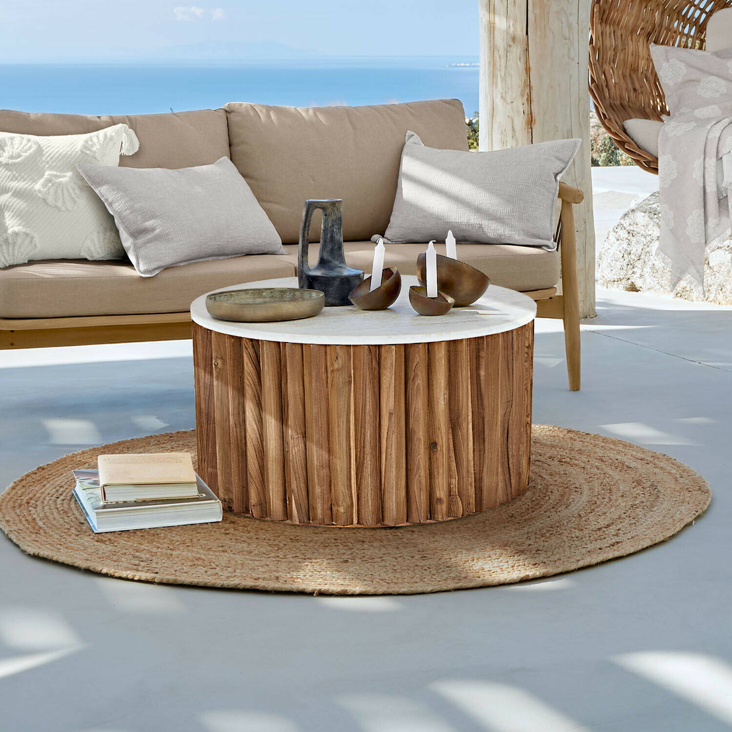Couchtisch Moroq Runder Couchtisch aus Holz mit weißer Tischplatte auf rundem Jute-Teppich im hellen Wohnzimmer
