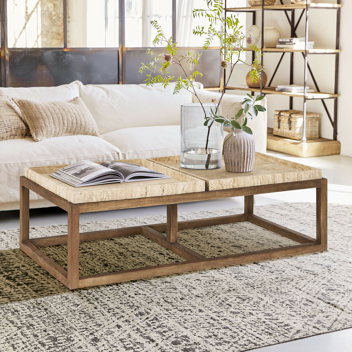 Couchtisch Edwyn Moderner Couchtisch aus hellem Holz mit beigem Steinplatte in einem hellen Wohnzimmer
