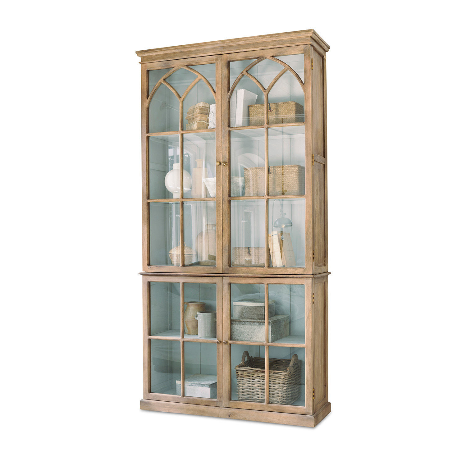 Schrank Garrard aus Holz in antikbraun mit Glastüren und Regalen für Dekorationen