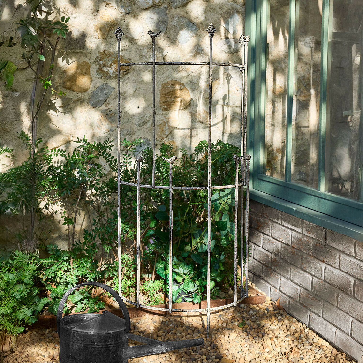 Metall-Pflanzenschutz mit Vogelmotiven in antik-silberner Optik im Garten