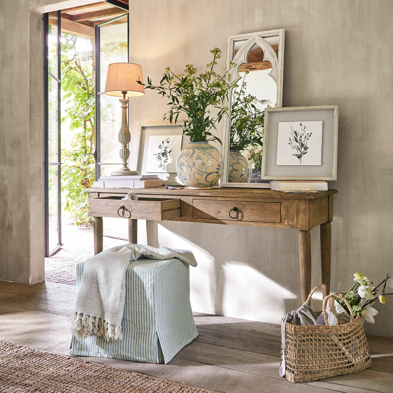 Konsole Jovrac Holzschreibtisch mit zwei Schubladen, dekorativem Spiegel und Blumenvase in hellem Raum