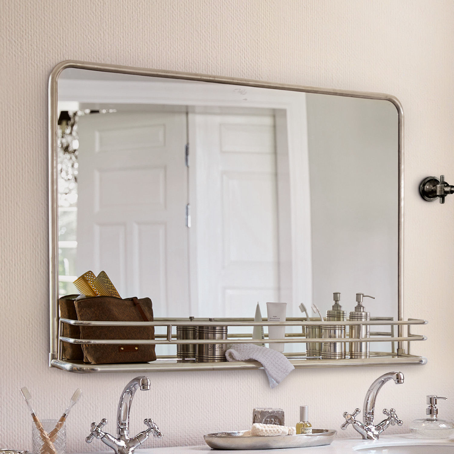 Spiegel Opoli Badezimmerspiegel mit Metallablage und chromiertem Rahmen, stilvolle Badaccessoires