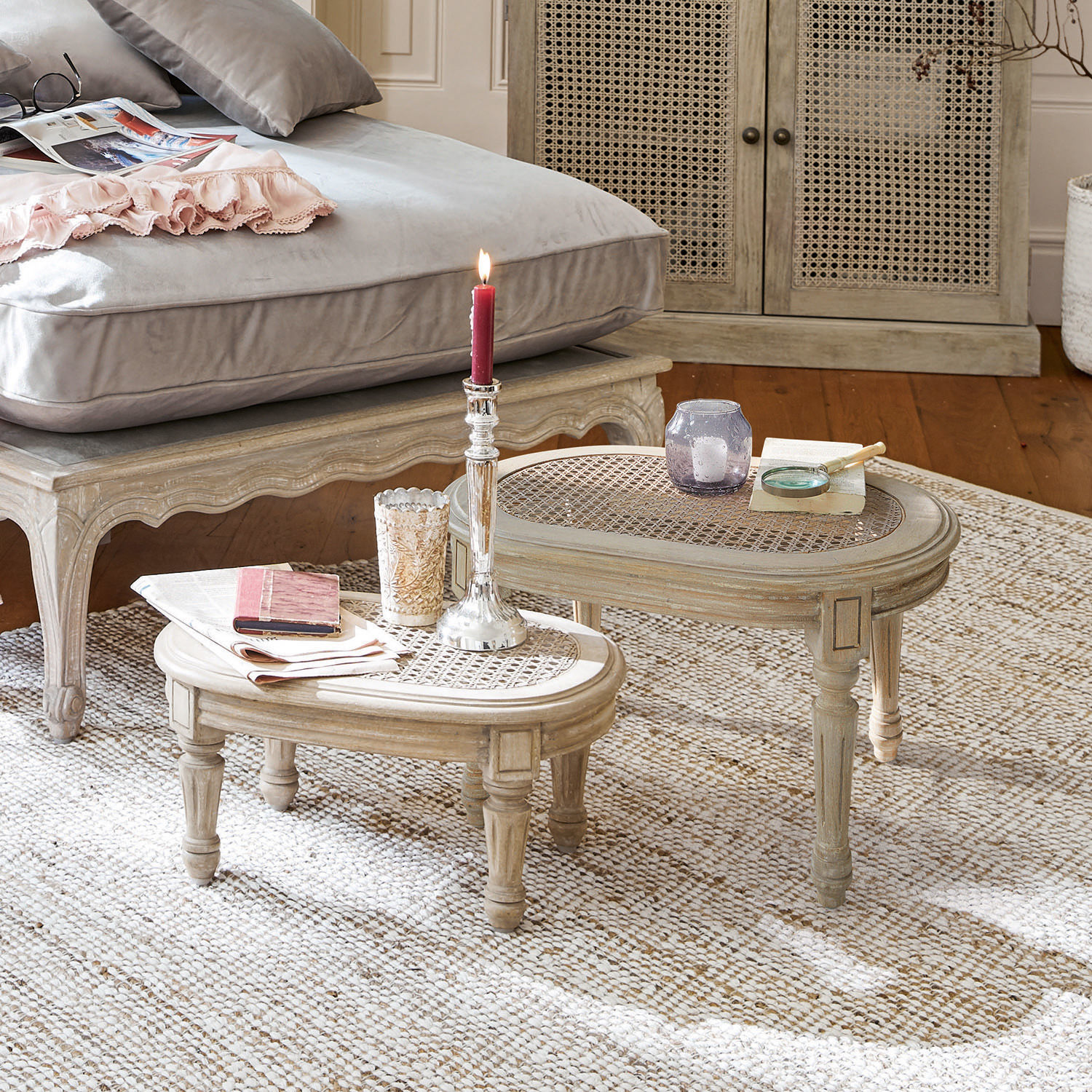 Beistelltisch 2er Set Dronne Zwei beige Couchtische aus Holz und Rattan auf hellem Teppich in gemütlichem Wohnzimmer