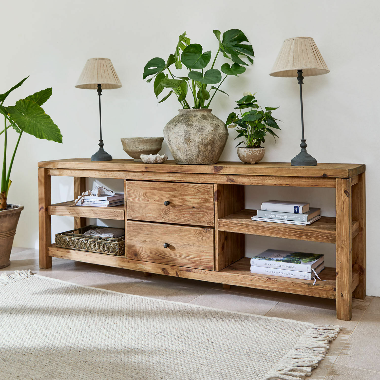 Sideboard Ainvelle Holzkonsole mit Schubladen und Regalen, dekoriert mit grünen Pflanzen und beigen Lampen, Naturholz