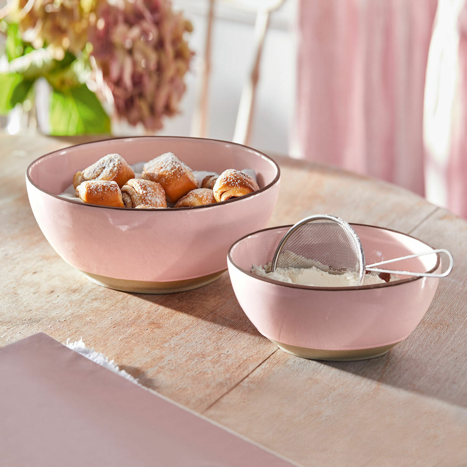 Schüssel 2er Set Biarré Rosa Keramikschalen mit Gebäck und Mehl auf Holztisch in der Küche