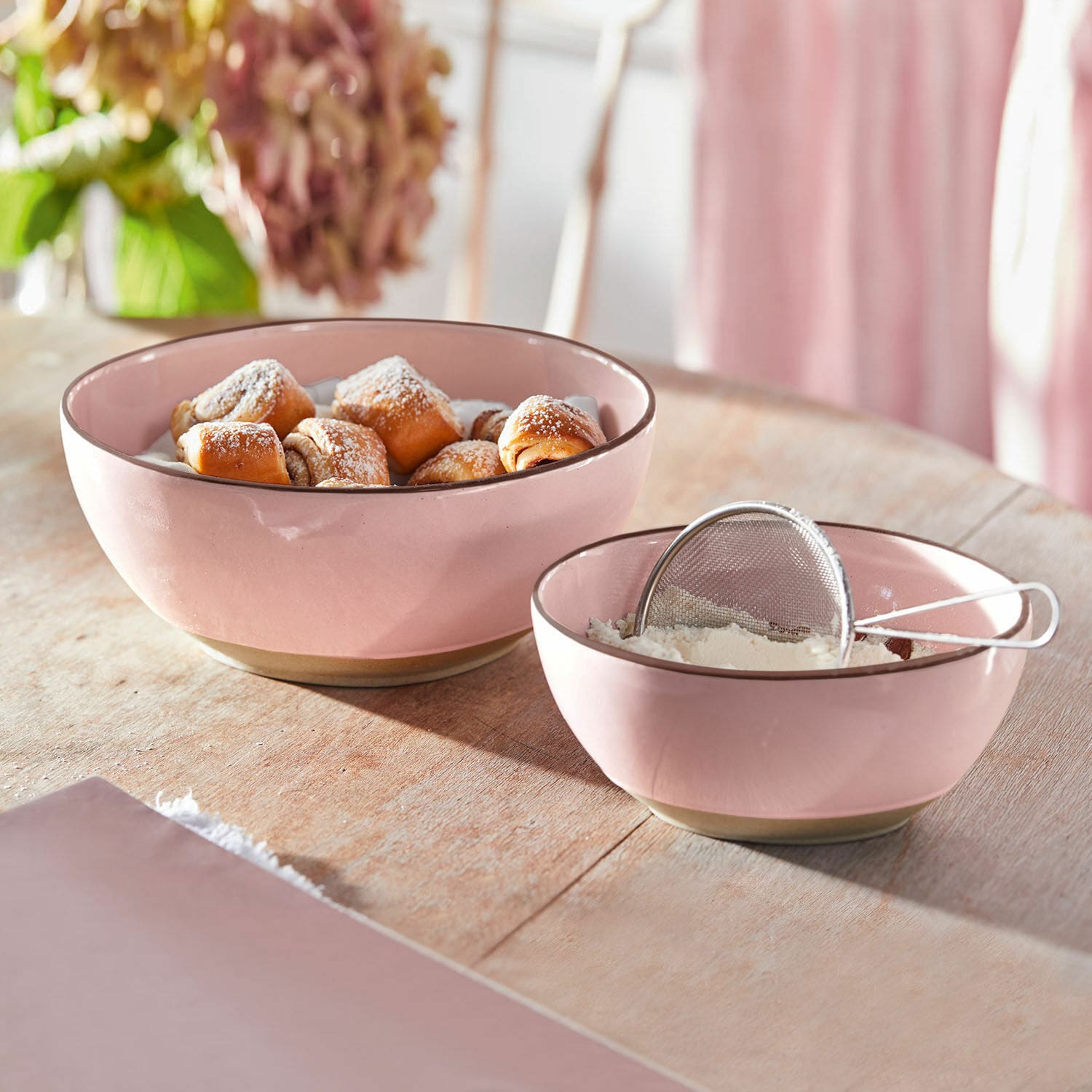 Schüssel 2er Set Biarré Rosa Keramikschalen mit Gebäck und Mehl auf Holztisch in der Küche