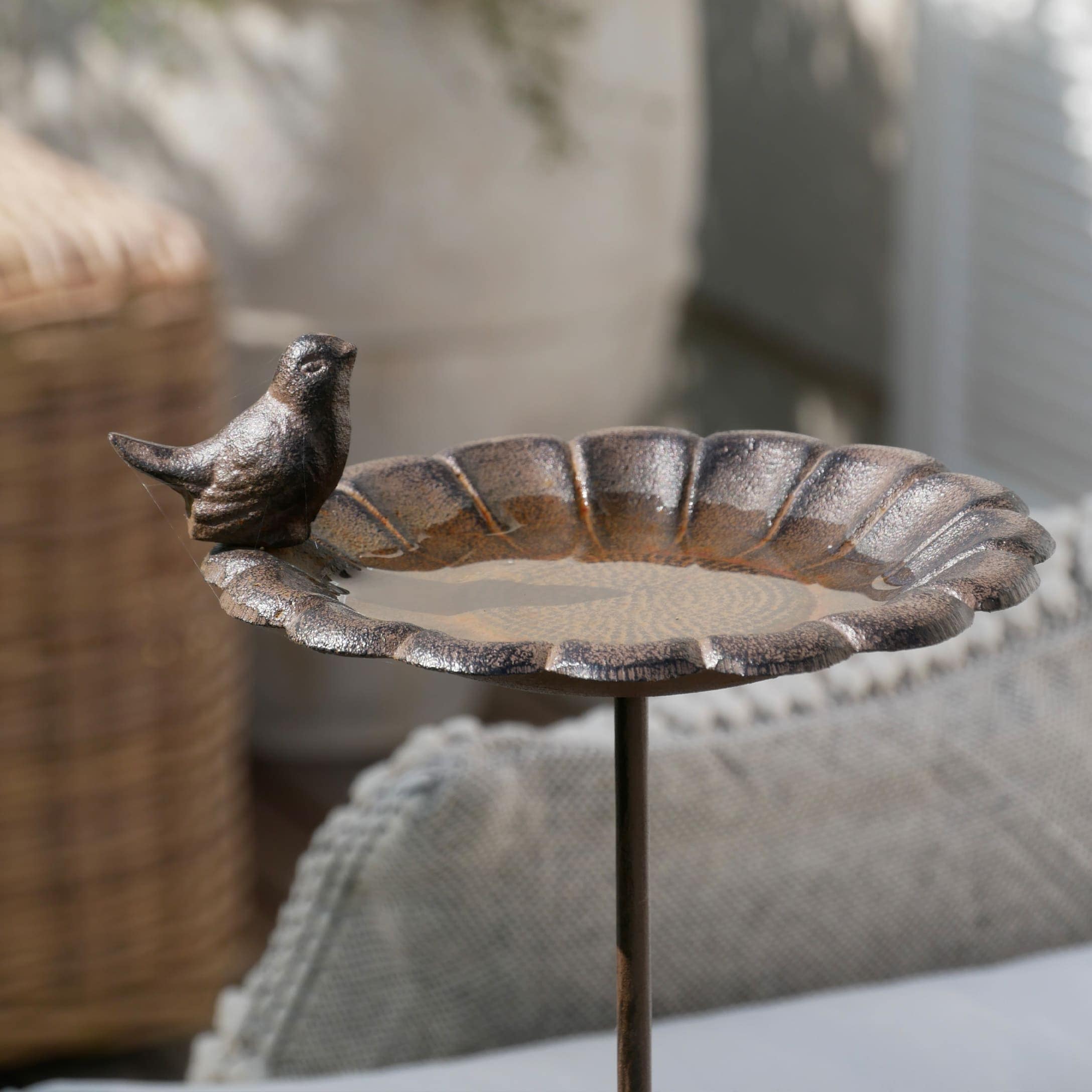 Brauner Metall-Vogeltränke mit dekorativem Vogel, ideal für Garten und Vögel