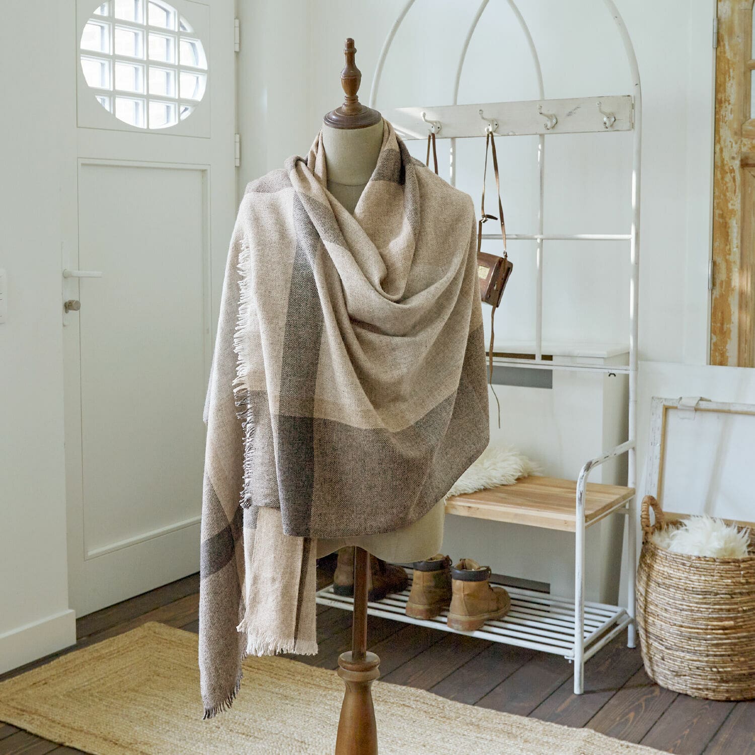 Schal Dénarine Beige-grauer Schal aus weichem Material auf Schaufensterpuppe in hellem Raum mit Holzboden
