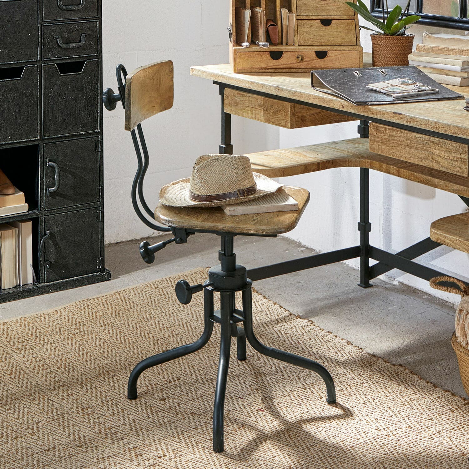 Stuhl Richie Industrieller Drehstuhl aus Holz und schwarzem Metall in Naturtönen für Büro oder Atelier
