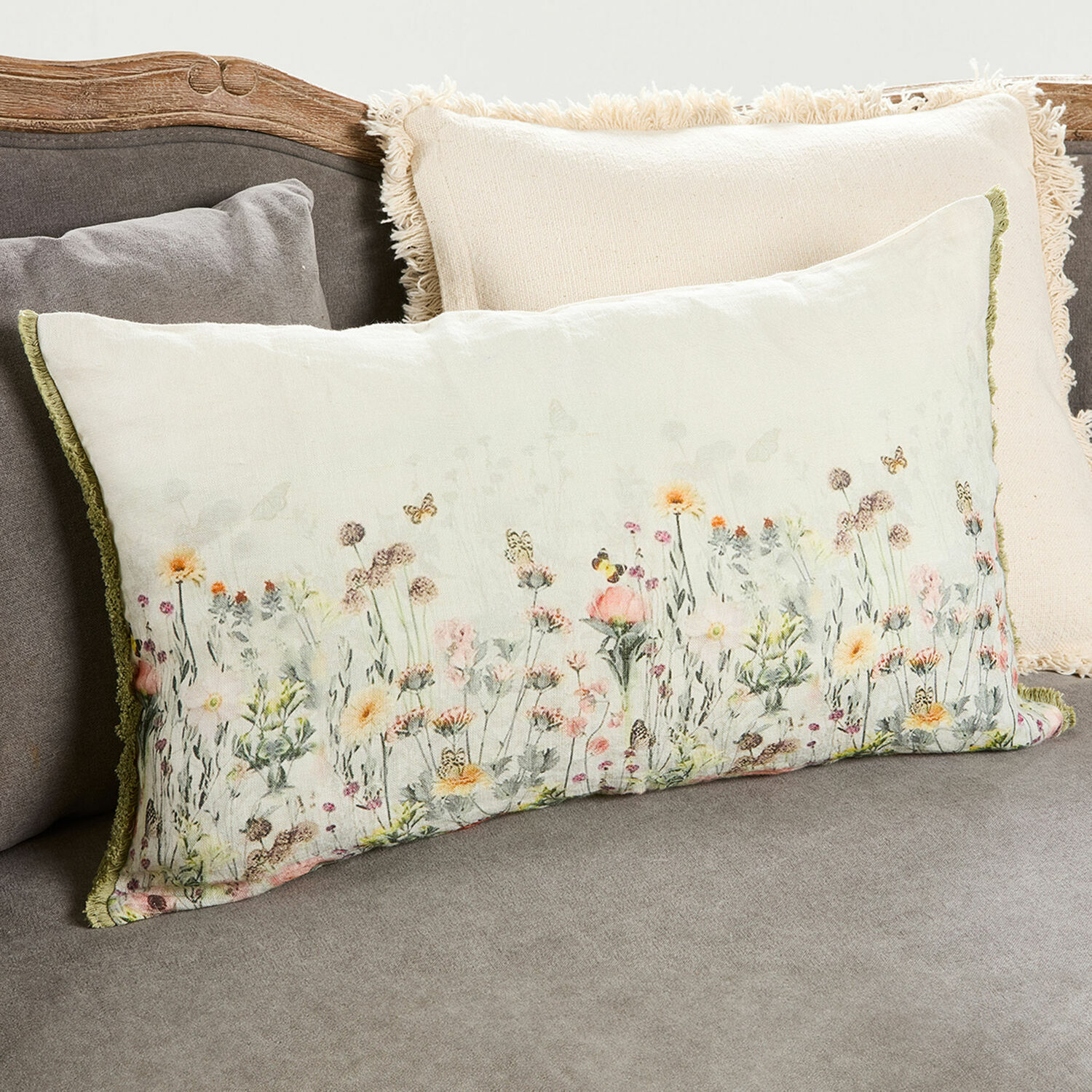 Kissenhülle Yseline Rechteckiges Dekokissen aus Baumwolle in Creme mit Blumen- und Schmetterlingsmuster