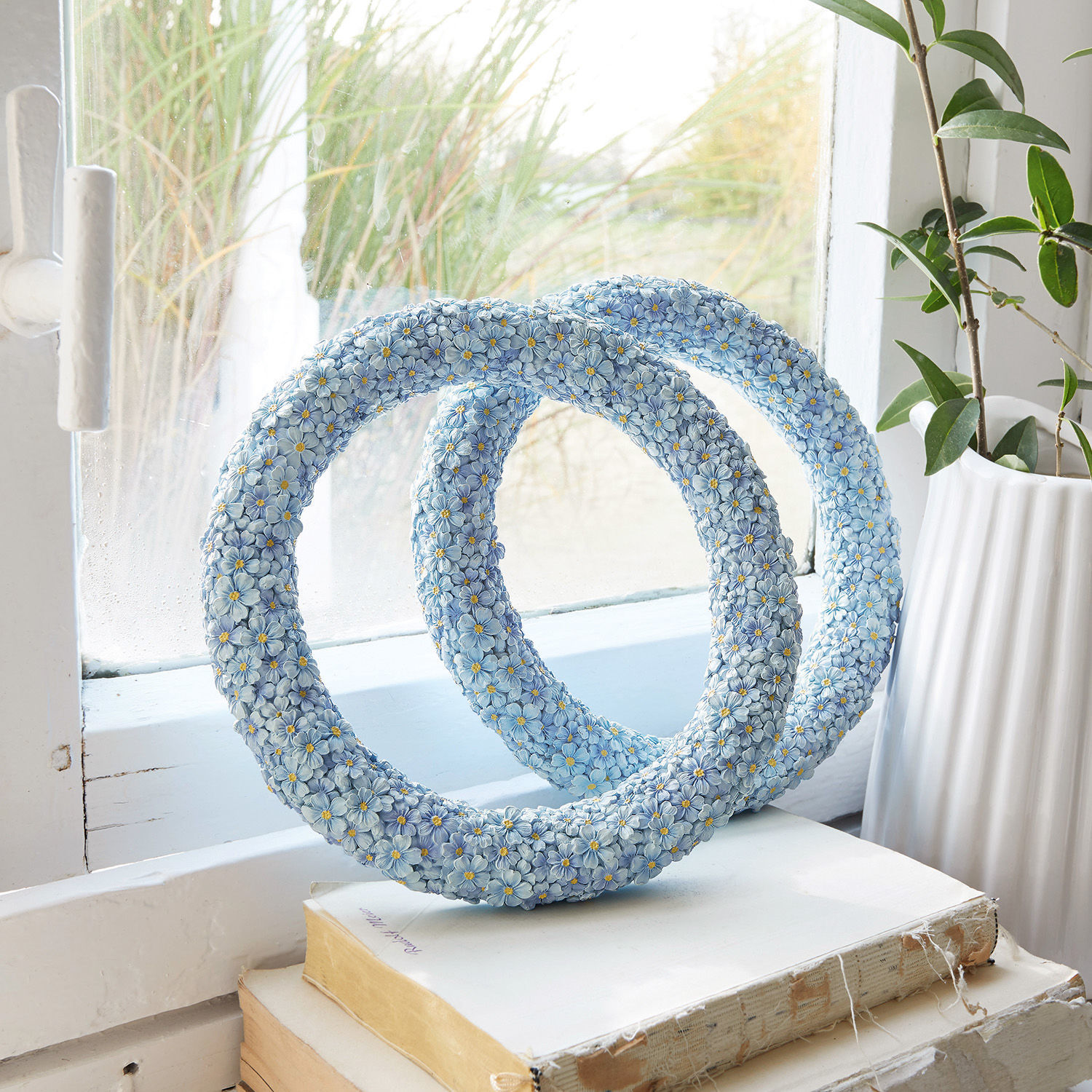 Kranz 2er Set Rigaud Dekorative blaue Blumen-Skulptur aus Harz auf Büchern am Fenster, Wohnaccessoire