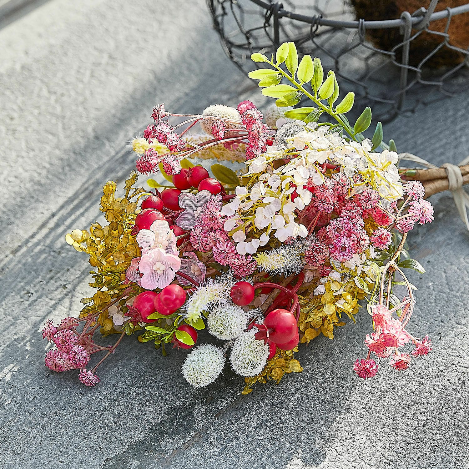 Deko-Blumenstrauß 2er Set Selivane Kunstblumenstrauß mit roten, weißen und grünen Beeren auf grauem Untergrund, Wohnaccessoire