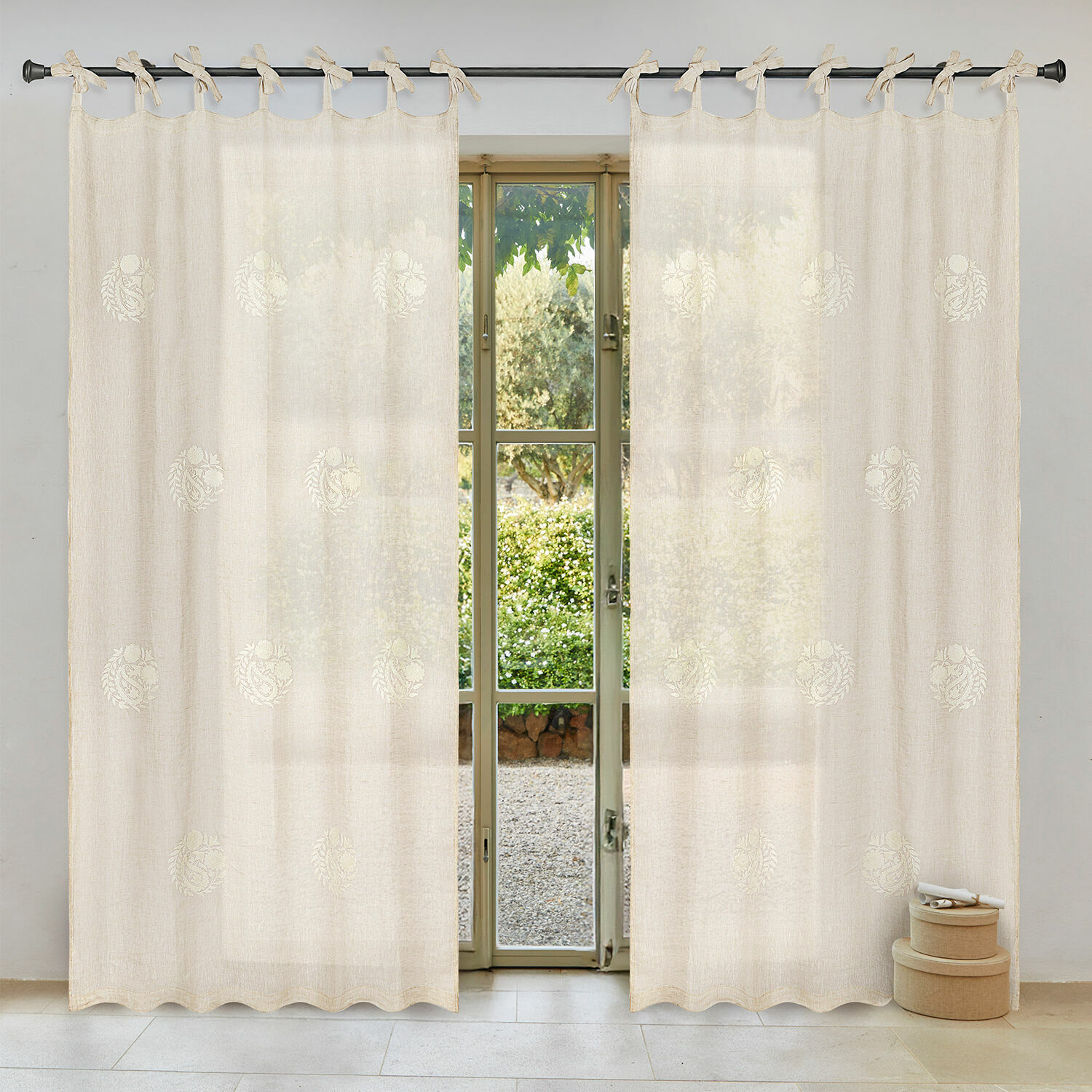 Gardine Pivonar Beige Baumwollvorhang mit feiner Stickerei und Bindeschlaufen, dekorativer Fensterschmuck