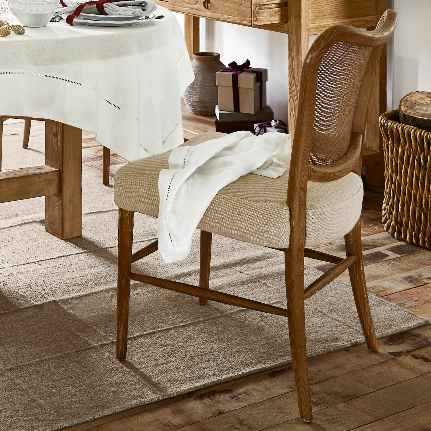 Stuhl Frétancourt Esszimmerstuhl mit Holzrahmen und beige gepolstertem Sitz in natürlichem Landhausstil