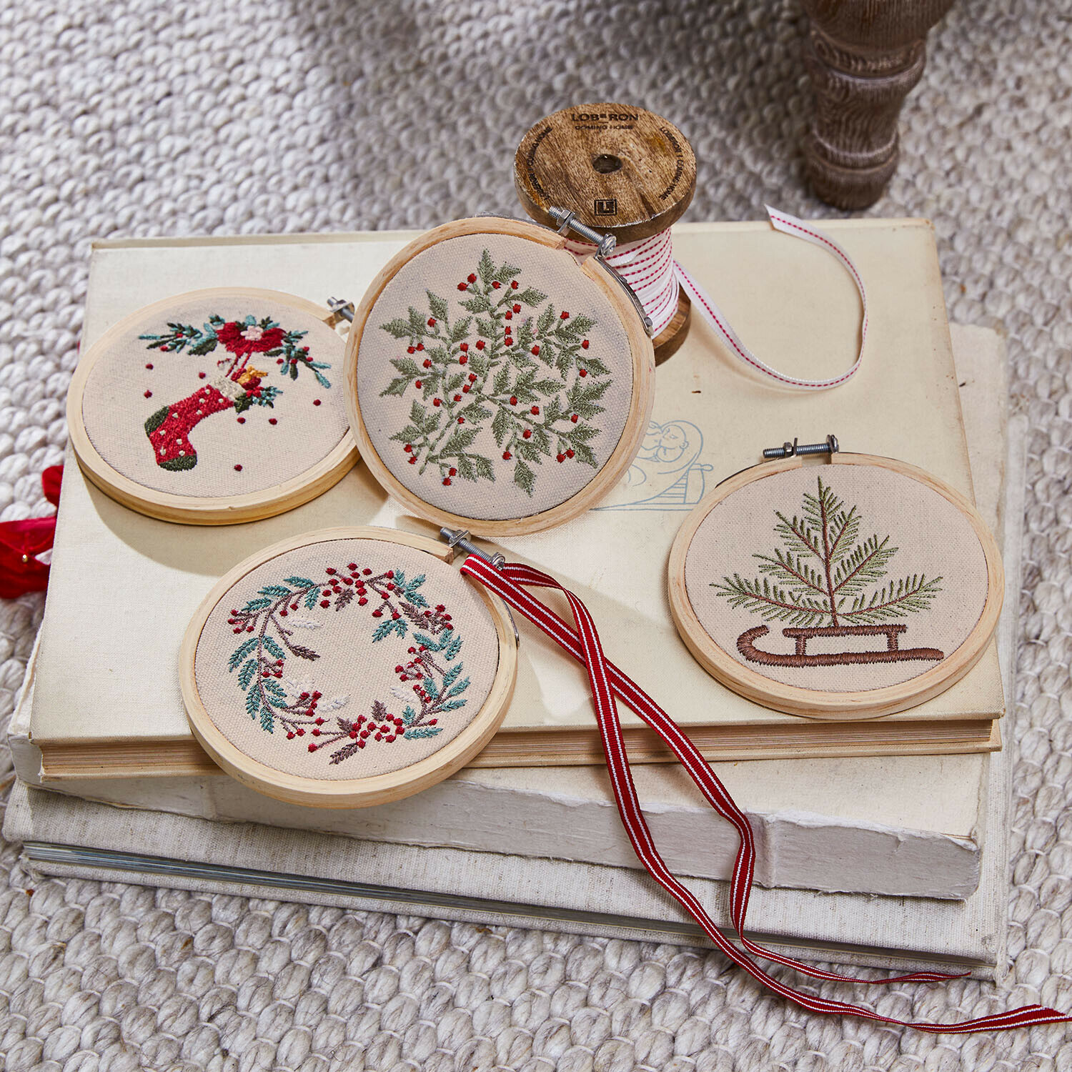 Anhänger 4er Set Seravas Vier bestickte Weihnachtsanhänger mit pflanzlichen Motiven auf beigem Stoff in Holzrahmen