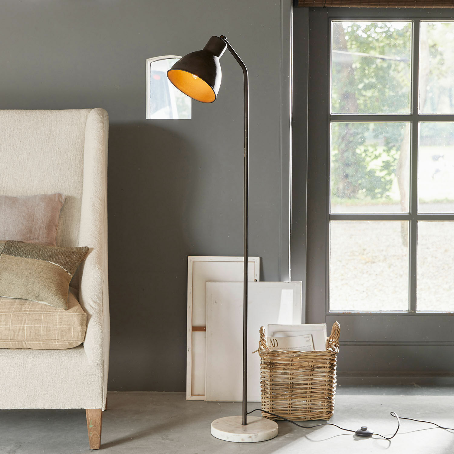 Stehlampe Mockville Stehlampe aus schwarzem Metall mit weißem Marmorsockel, moderner Stil für Wohnzimmer