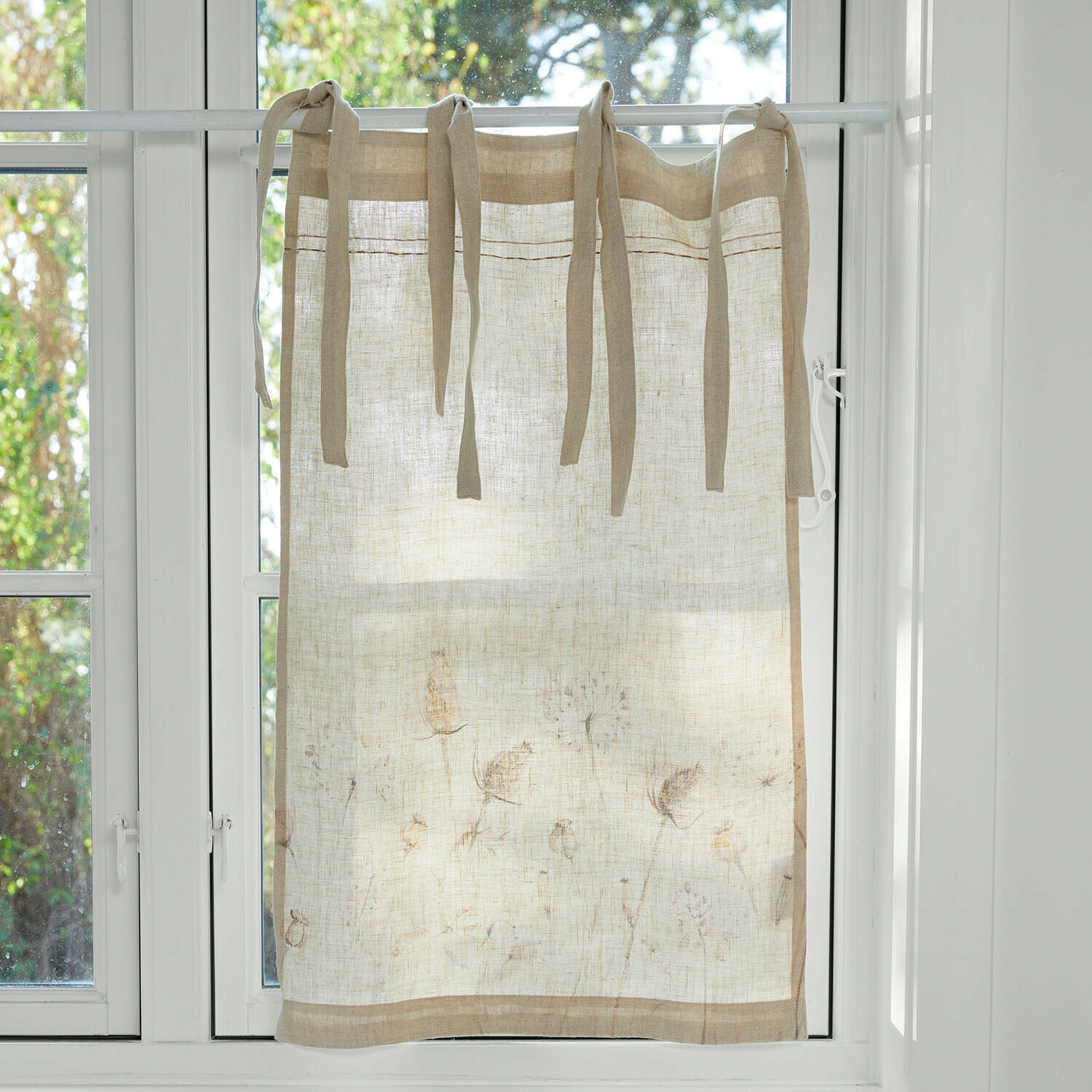 Beige Leinenvorhang mit zartem Pflanzenmuster und Bindebändern zum Aufhängen am Fenster