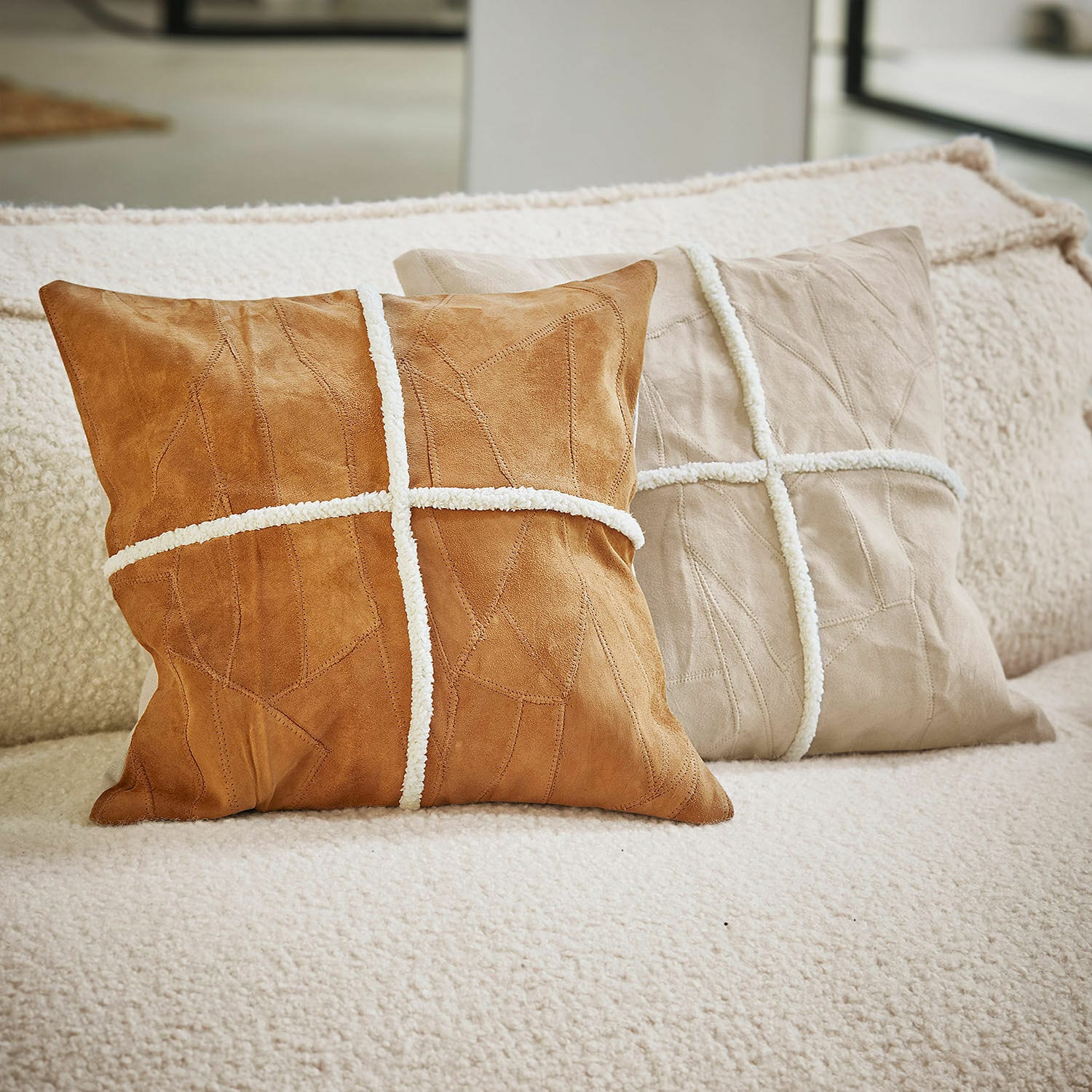 Kissenhülle 2er Set Raminya Zwei dekorative Wildlederkissen in Braun und Beige mit weißen Zierstreifen auf einem Sofa