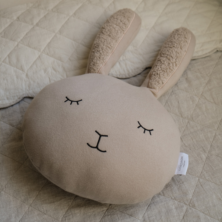 Beige Hasenkissen aus weichem Stoff mit bestickten Augen, dekoratives Kinderzimmer-Accessoire