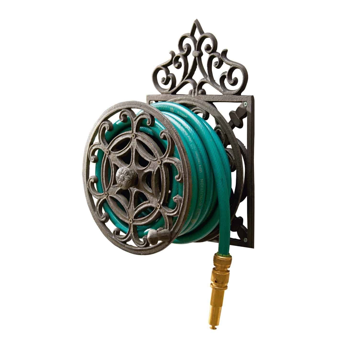 Schlauchabroller Trelly Dekorativer brauner Metall-Wandhalter für Gartenschlauch mit grünem Schlauch und Messingdüse