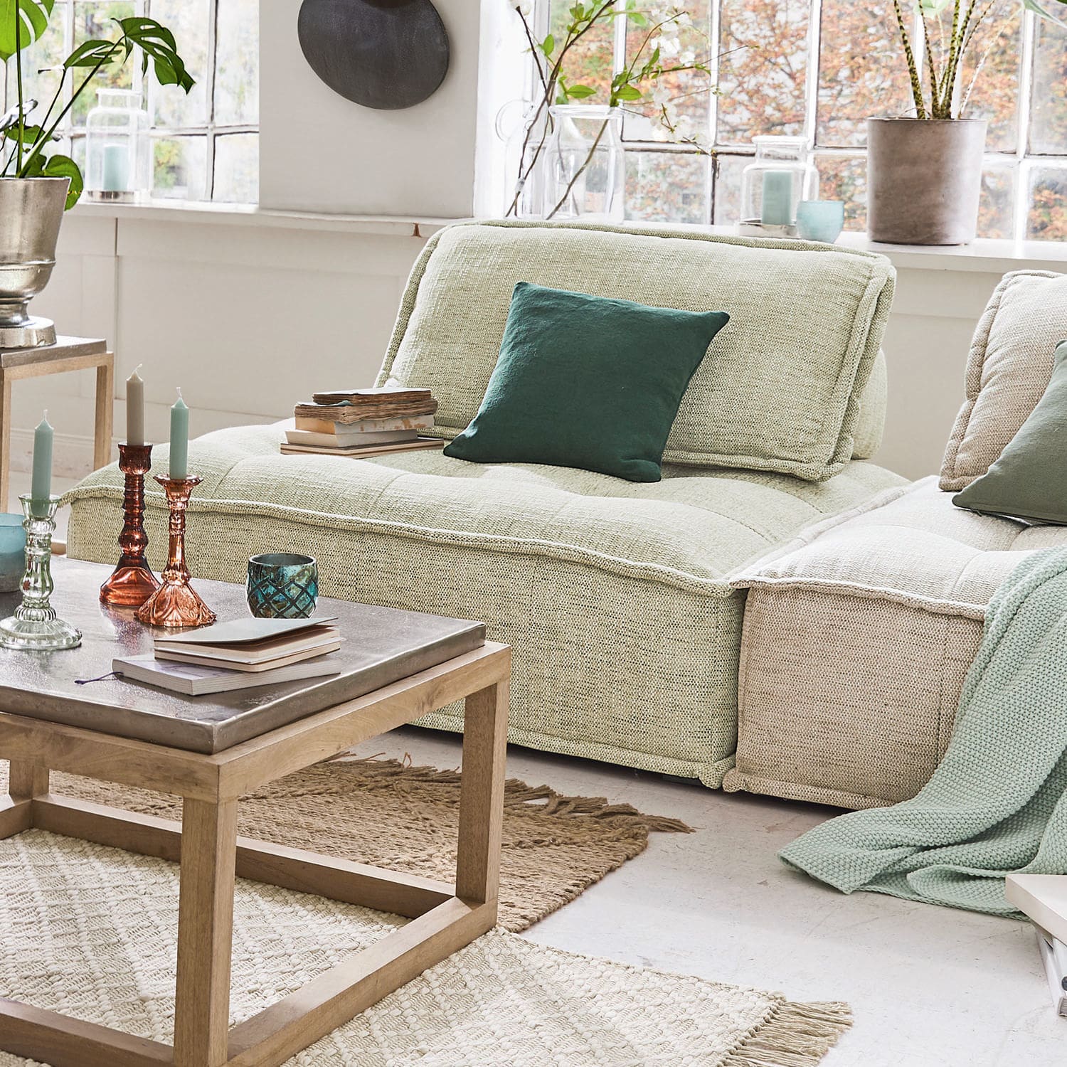 Loungesofa Tesshill Hellgrünes Polstersofa mit Kissen und Holzcouchtisch in modernem, hellen Wohnzimmer