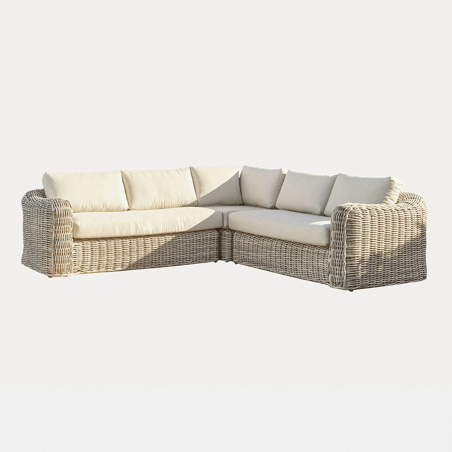 Sitzgruppe Eravinto Ecksofa aus hellem Rattan mit cremefarbenen Kissen, gemütliches Wohnzimmermöbel