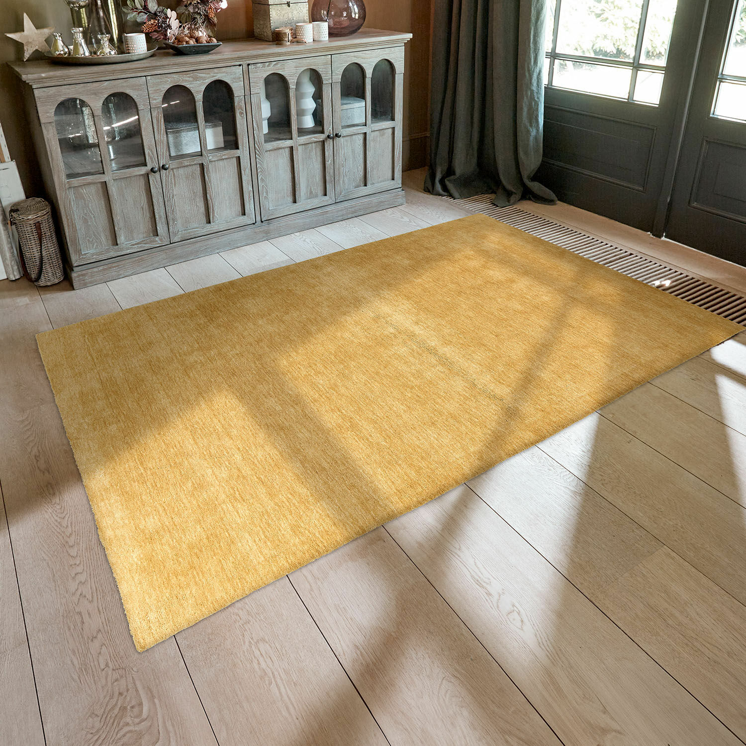 Teppich Cresil Gelber Teppich aus weichem Material auf hellem Holzboden in gemütlichem Wohnzimmer mit Schrank