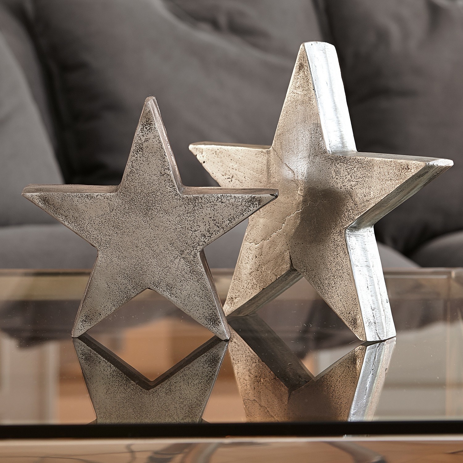 Deko-Sterne 2er Set Big Star Dekorative Metallsterne in Silber auf Glastisch, stilvolle Wohnraumdekoration