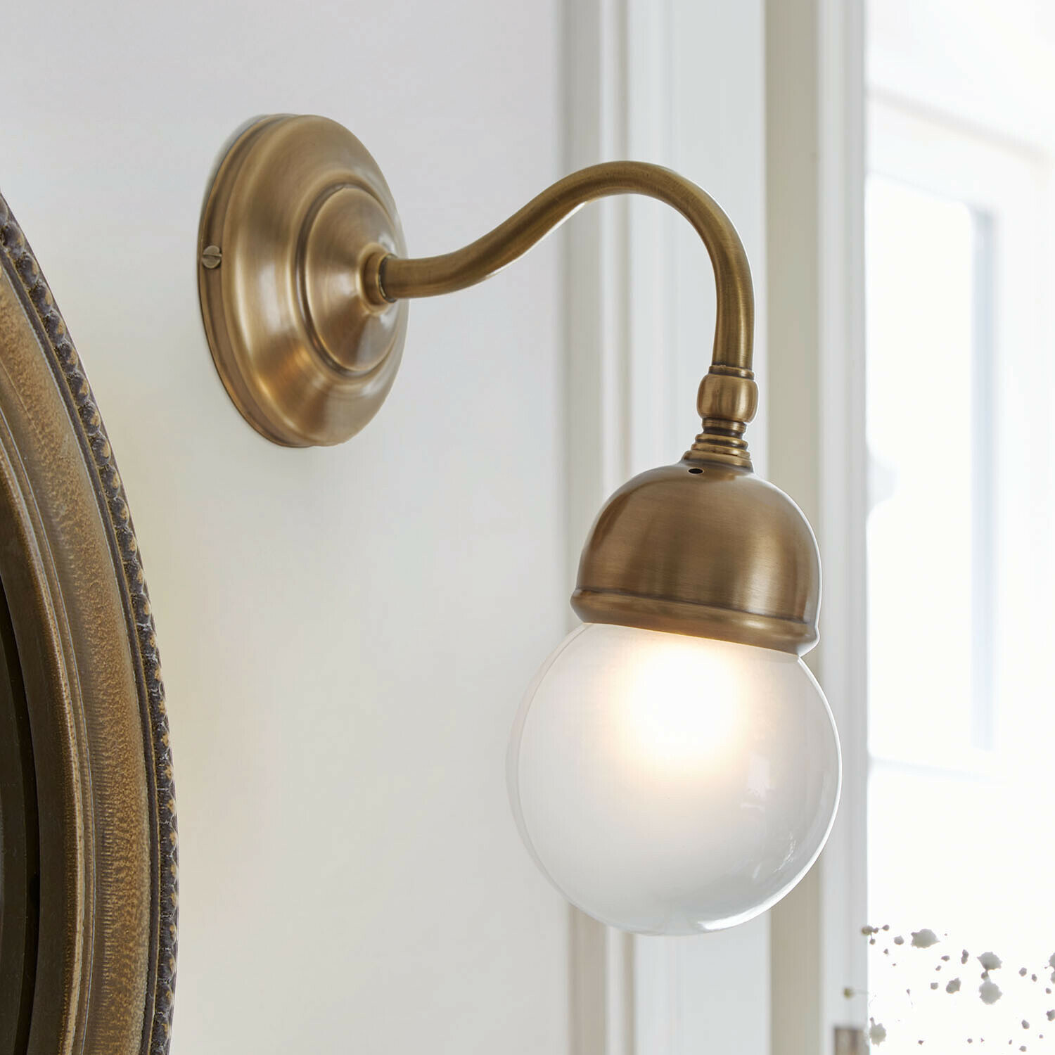 Wandlampe Lamivelle Wandlampe aus Messing mit mattweißem Glas, klassisches Innenbeleuchtungsdesign