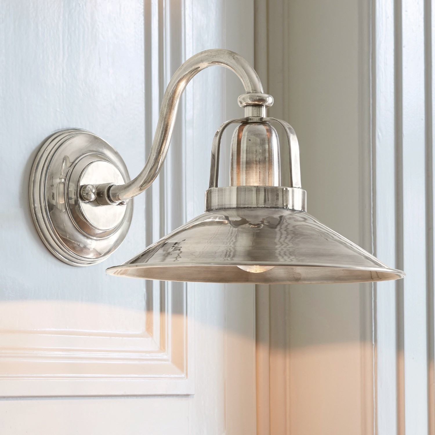 Wandlampe Timeon Wandlampe aus Metall in Silber mit breitem Schirm für stilvolle Innenbeleuchtung
