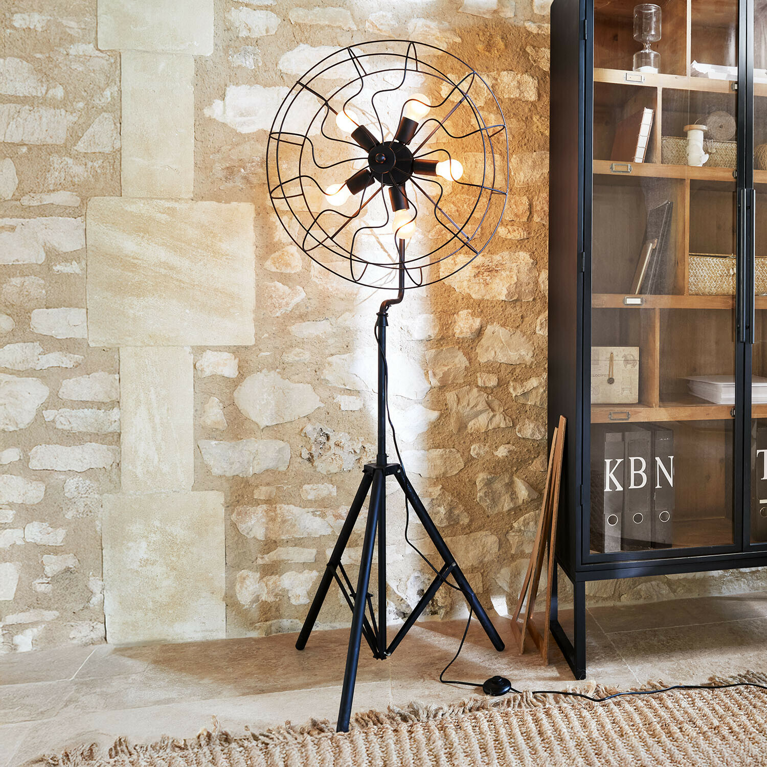 Stehlampe Thunderfield Schwarze Stehlampe aus Metall auf Dreibein mit Glühbirnen im Industrie-Design für Wohnzimmer