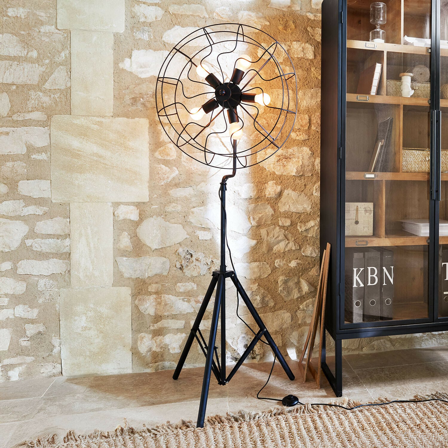 Stehlampe Thunderfield Schwarze Stehlampe aus Metall auf Dreibein mit Glühbirnen im Industrie-Design für Wohnzimmer