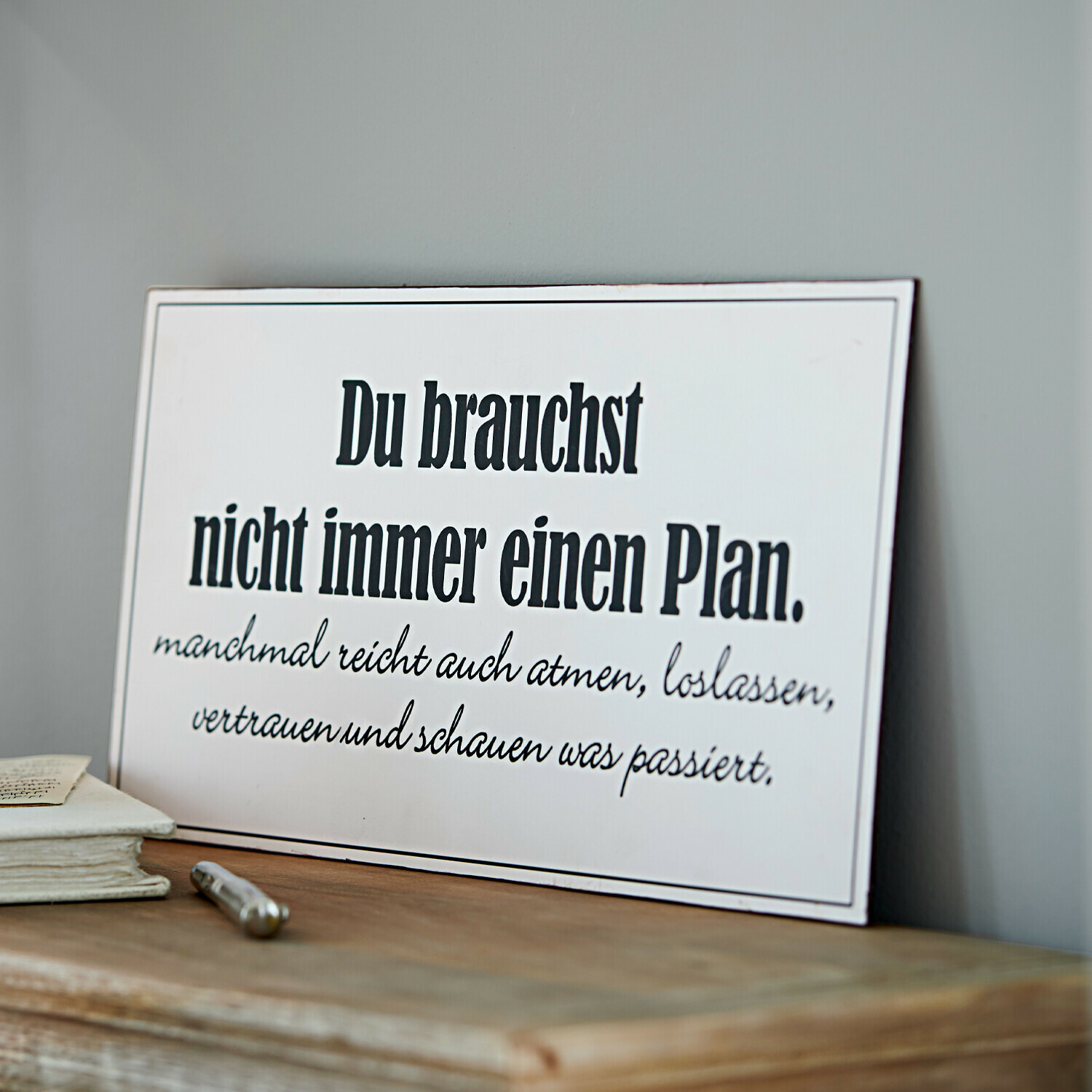 Deko-Schild Plan Weiße Dekotafel mit schwarzem motivierendem Schriftzug auf vintage Holztisch.