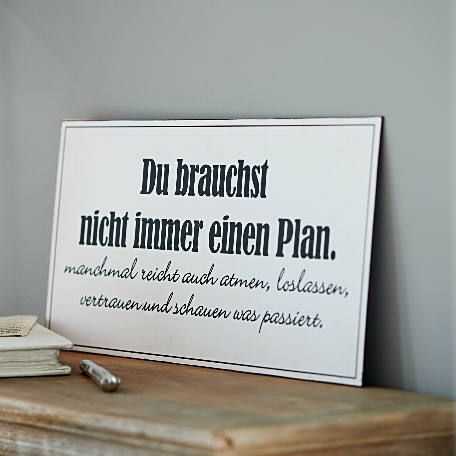 Deko-Schild Plan Weiße Dekotafel mit schwarzem motivierendem Schriftzug auf vintage Holztisch.
