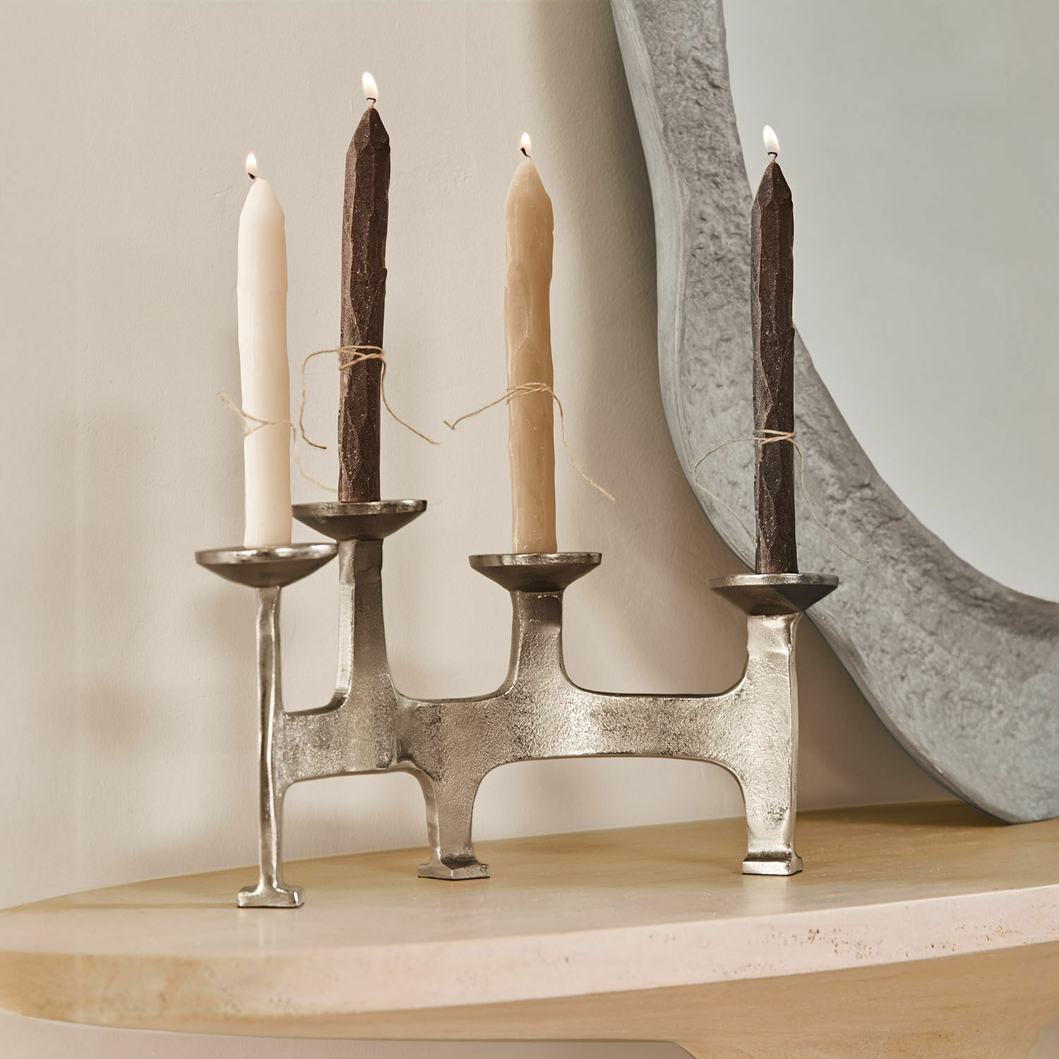 Kerzenständer Tarimor Metall-Kerzenhalter für vier Kerzen mit beigen und braunen Kerzen auf Holztisch