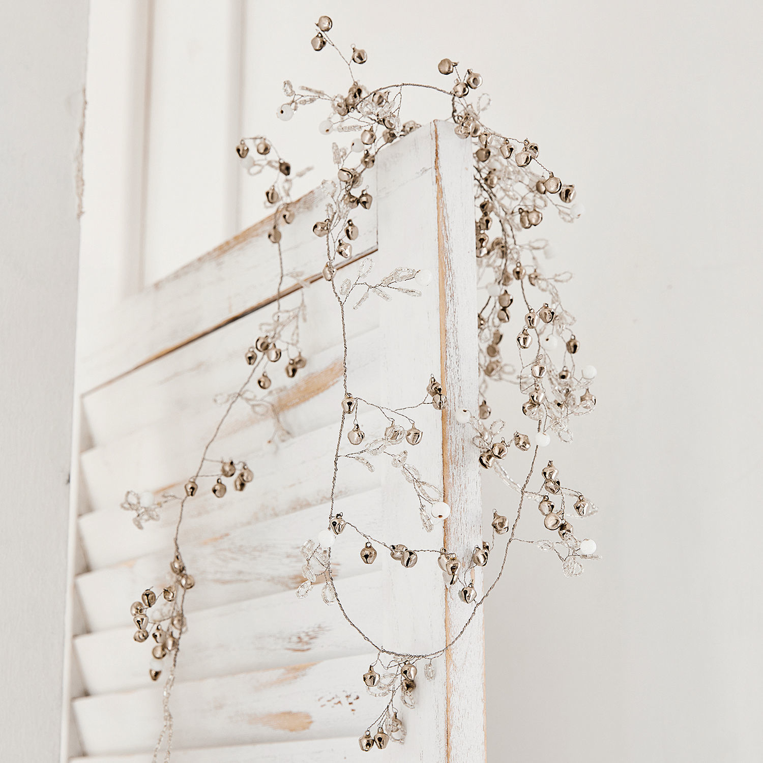 Girlande Meulers Feine Deko-Girlande mit silbernen Metallglöckchen an weißem Hintergrund