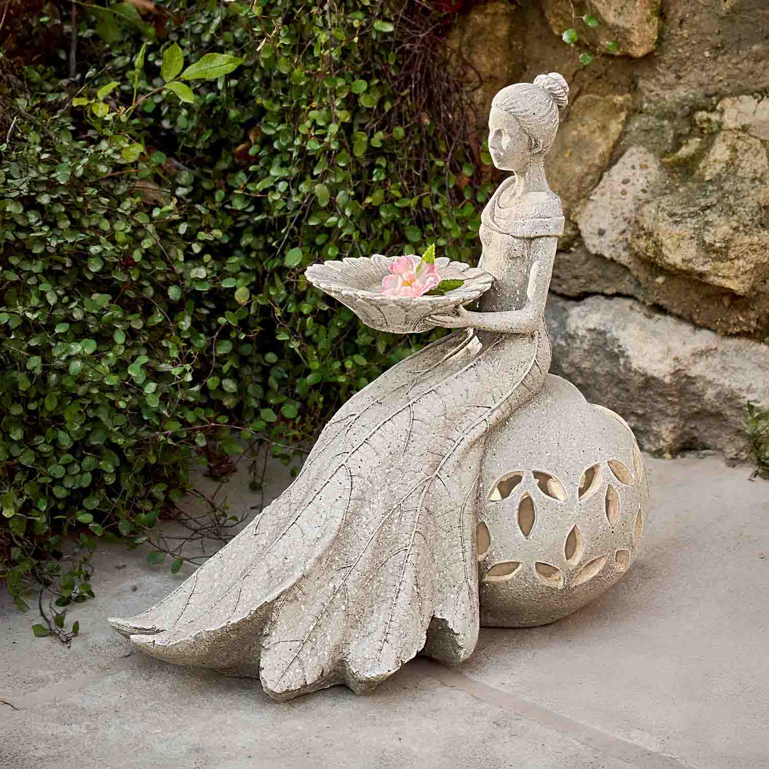 Gartenfigur aus Stein einer Frau mit Schale für Blumen, dekorative Außen-Dekoration