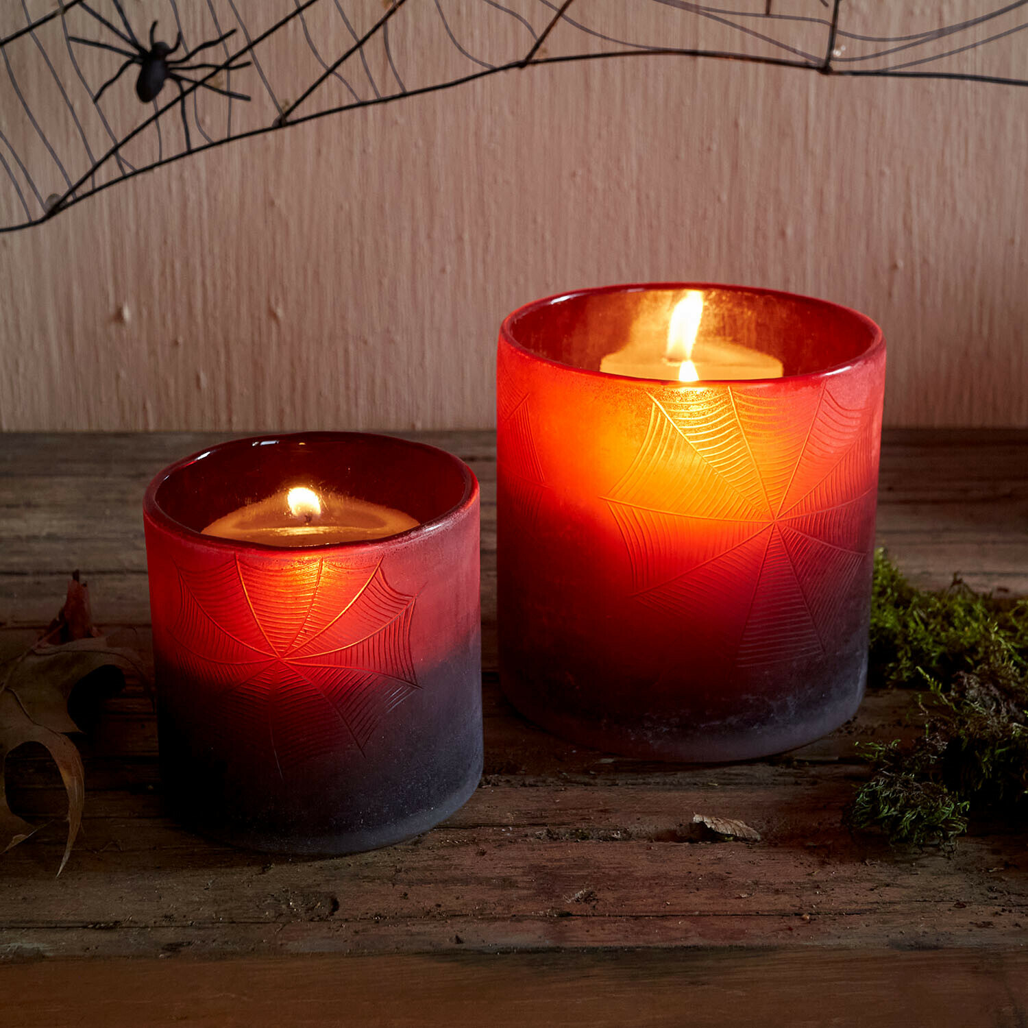 Windlicht 2er Set Brannora Zwei rote Glaswindlichter mit Spinnennetz-Motiv, brennende Kerzen auf Holztisch