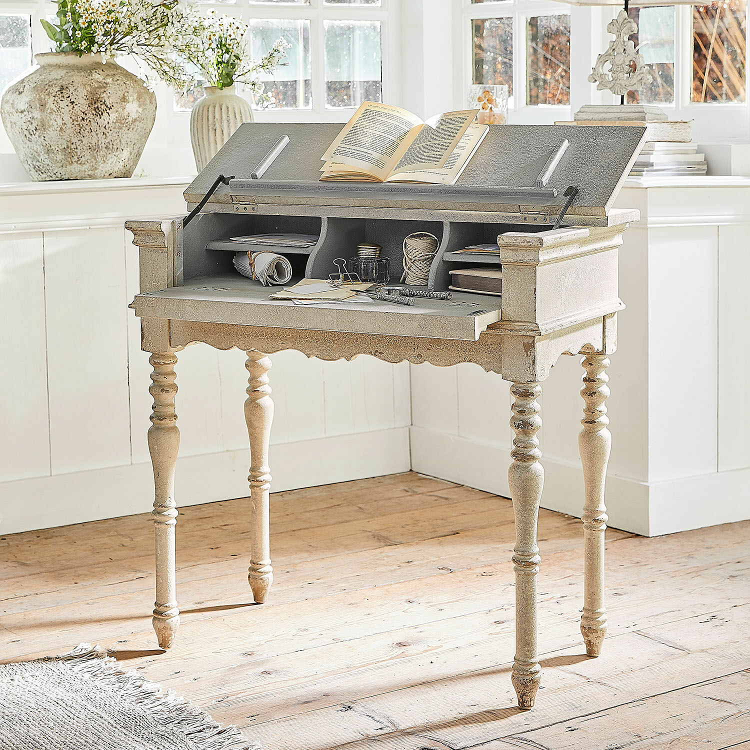 Konsole Arterton Vintage Holzschreibtisch in hellem Beige mit geöffnetem Klappdeckel und Fächern für Dokumente im Raum