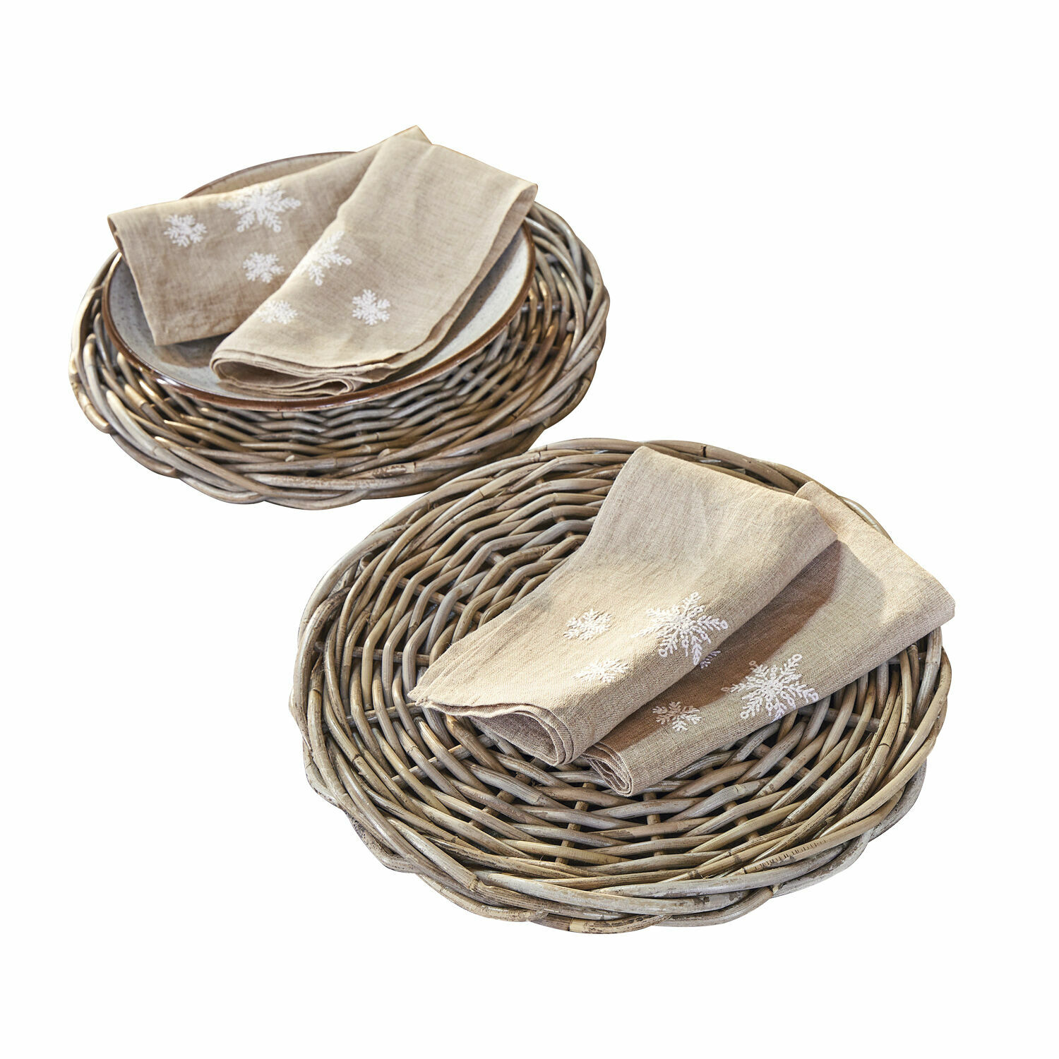Platzteller 2er Set Bland Beige Leinenservietten mit weißen Schneeflocken auf runden Rattantischsets aus geflochtenem Material