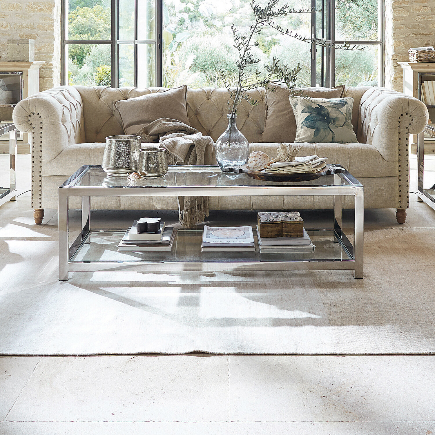 Couchtisch Clayton Moderner Couchtisch aus Glas und silbernem Metall in hellem Wohnzimmer mit beigem Sofa