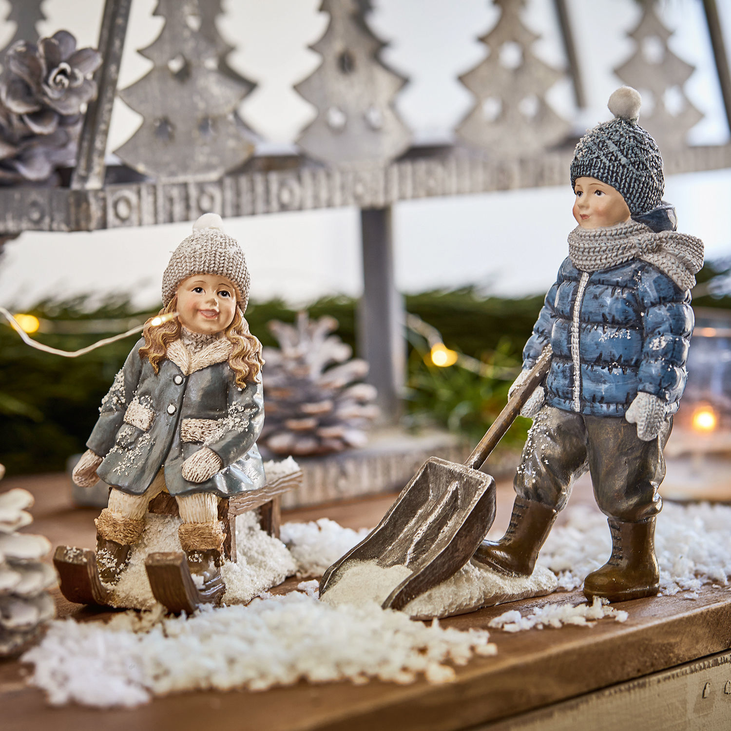 Figur 2er Set Arue Keramikfiguren von Kindern in Winterkleidung auf dekorativem Kunstschnee für Weihnachtsdeko