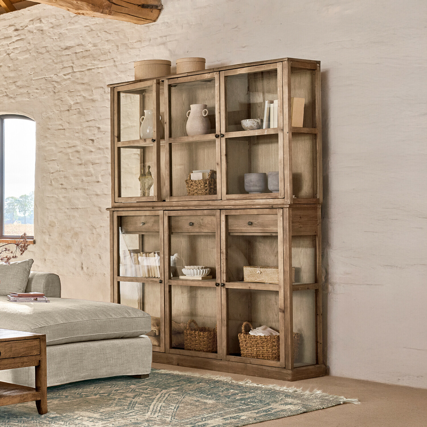 Großer Holzvitrinenschrank mit Glastüren und Regalen in natürlicher Holzfarbe, Wohnzimmermöbel