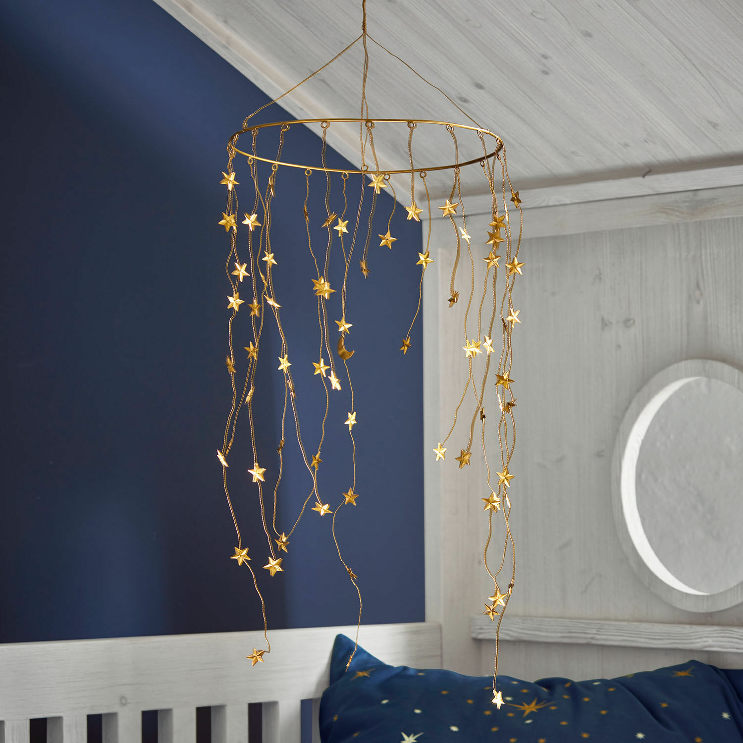 Hängender Deko-Mobile aus goldenem Metall mit Sternen und Mond für Kinderzimmer
