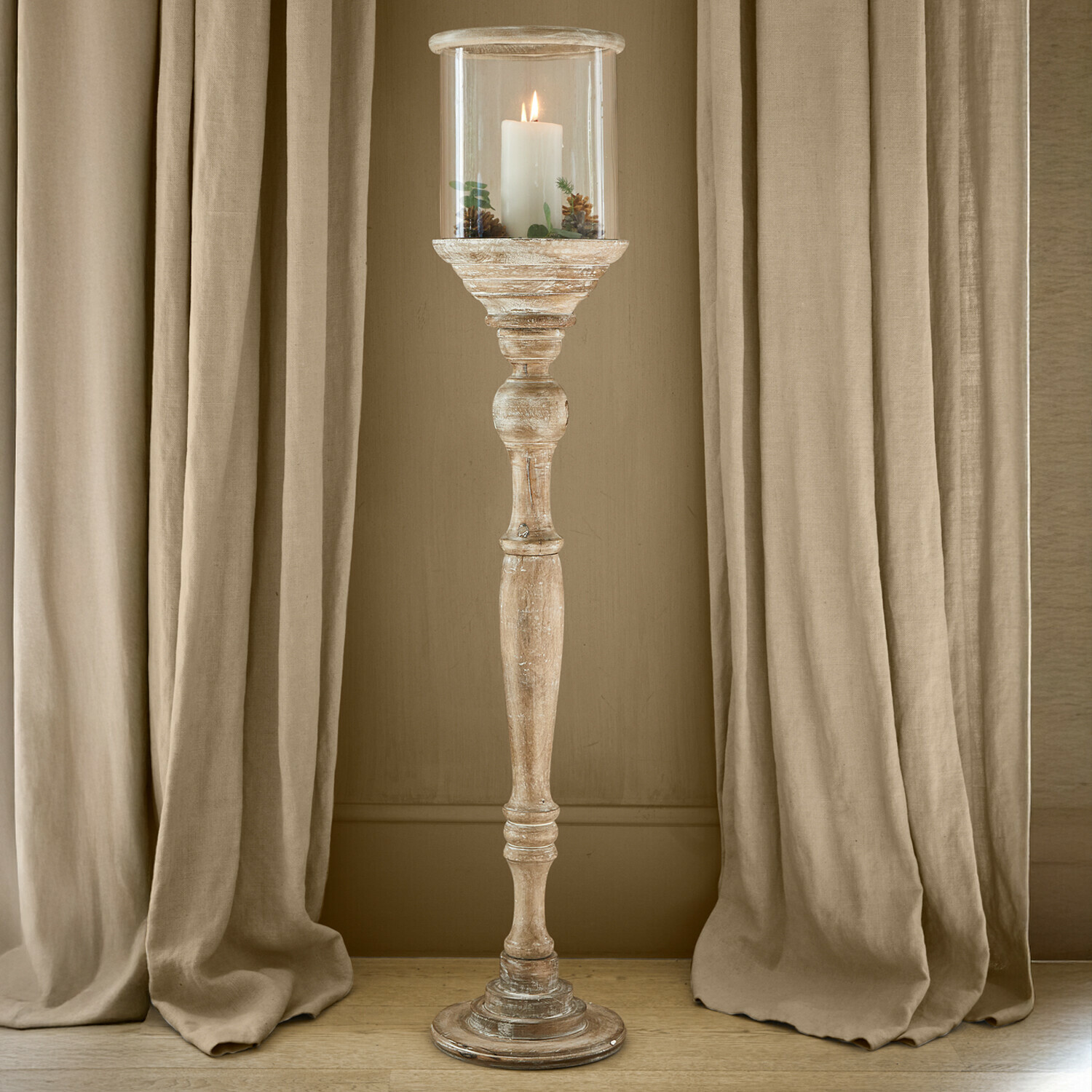 Stilvoller Holzsessel mit grünen Kissen in hellem, natürlichem Raum mit dekorativem Lampion