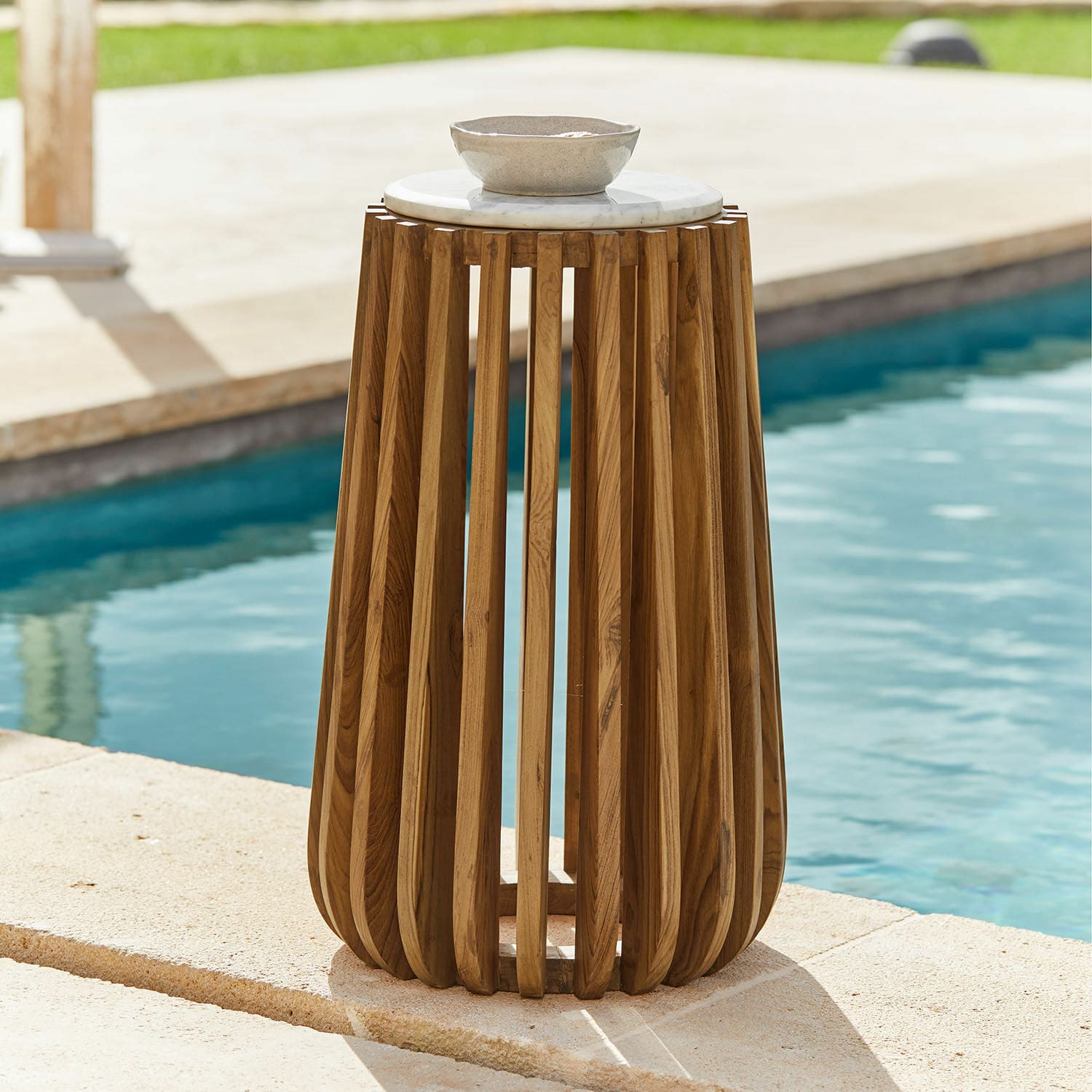 Beistelltisch Urbeline Beistelltisch aus Teakholz mit weißer Marmorplatte, ideal für Terrasse oder Poolbereich