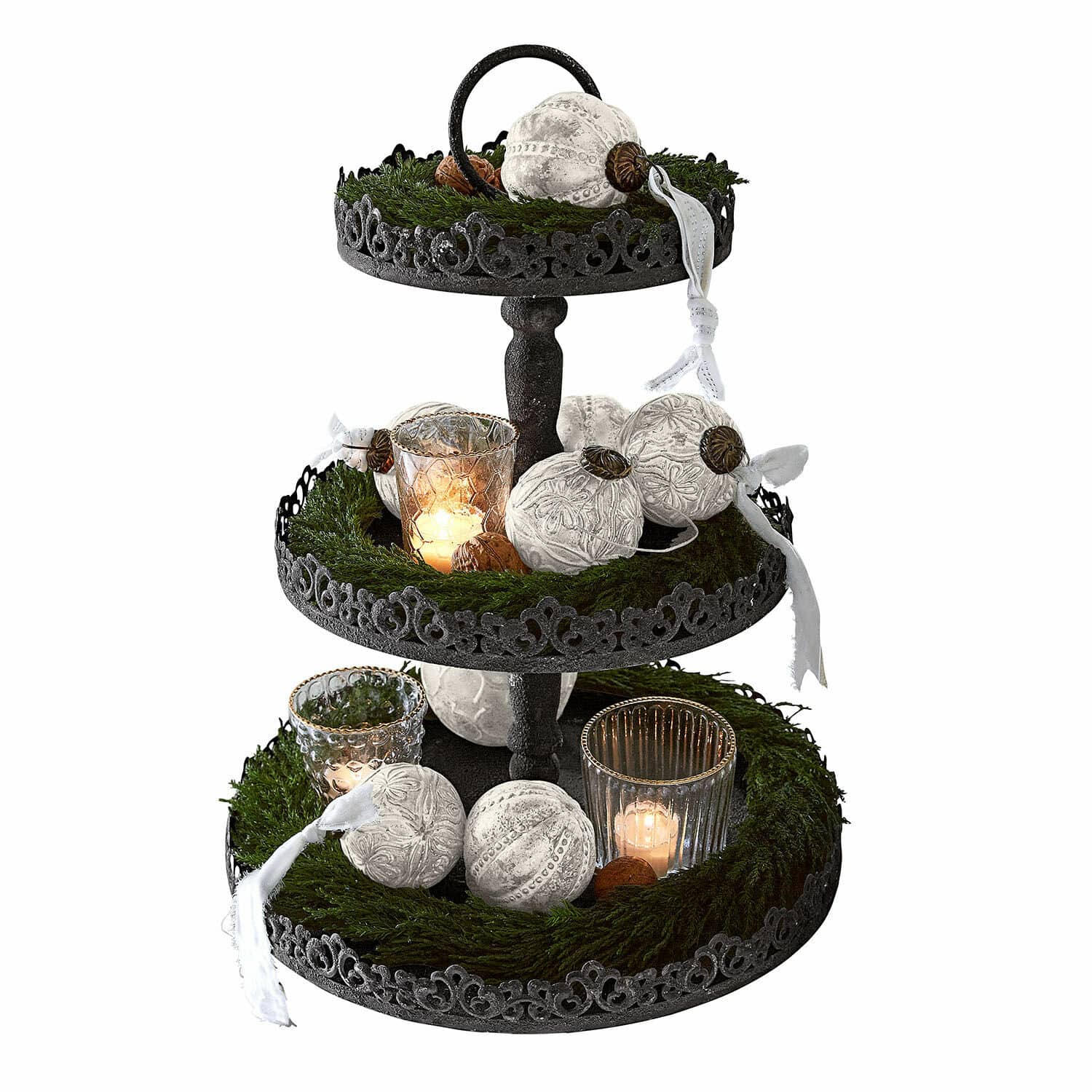 Etagere Garnette Dreistöckiges Metall-Etagere mit weißen Weihnachtskugeln und Kerzen auf grünem Moos dekoriert