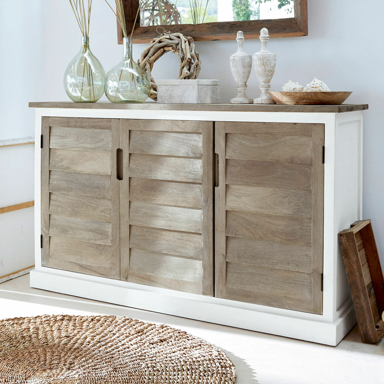 Sideboard Frapelle Sideboard aus Mangoholz in Weiß und Natur mit Dekorationen und rundem Jute-Teppich