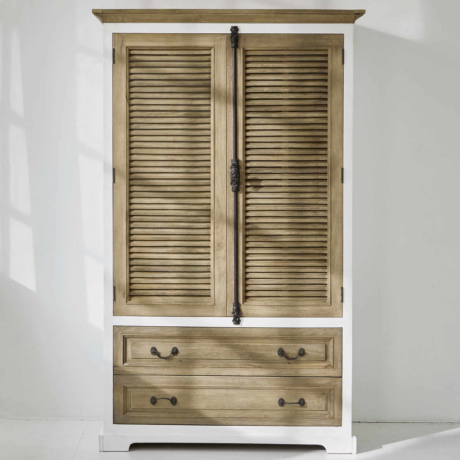 Schrank Bureau Schrank aus Mangoholz in Weiß und Natur mit Jalousietüren und Schubladen
